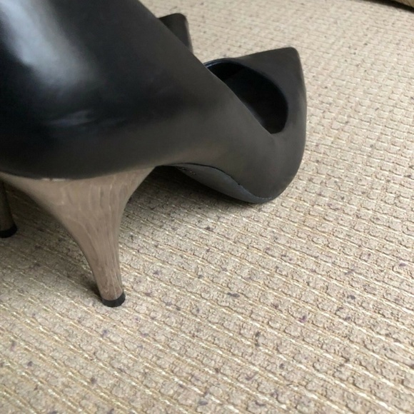 Kenneth Cole " Silver Belle" Black Pointy Pumps - Picture 3 of 8